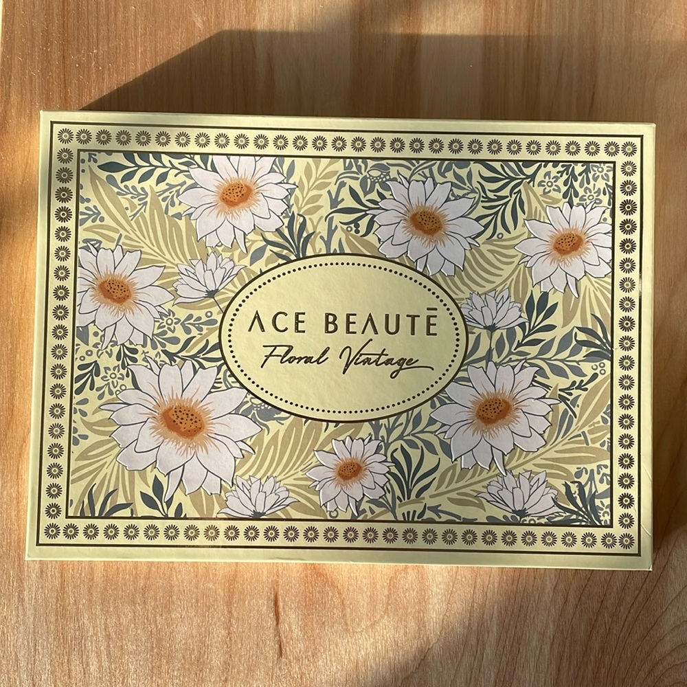 Ace Beaute Floral Vintage Eye Shadow Palette